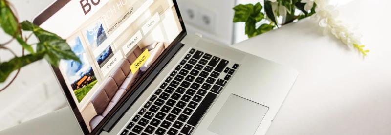 Laptop som viser hotellbooking på nettside, der gjesten sammenligner og vurderer før beslutning.