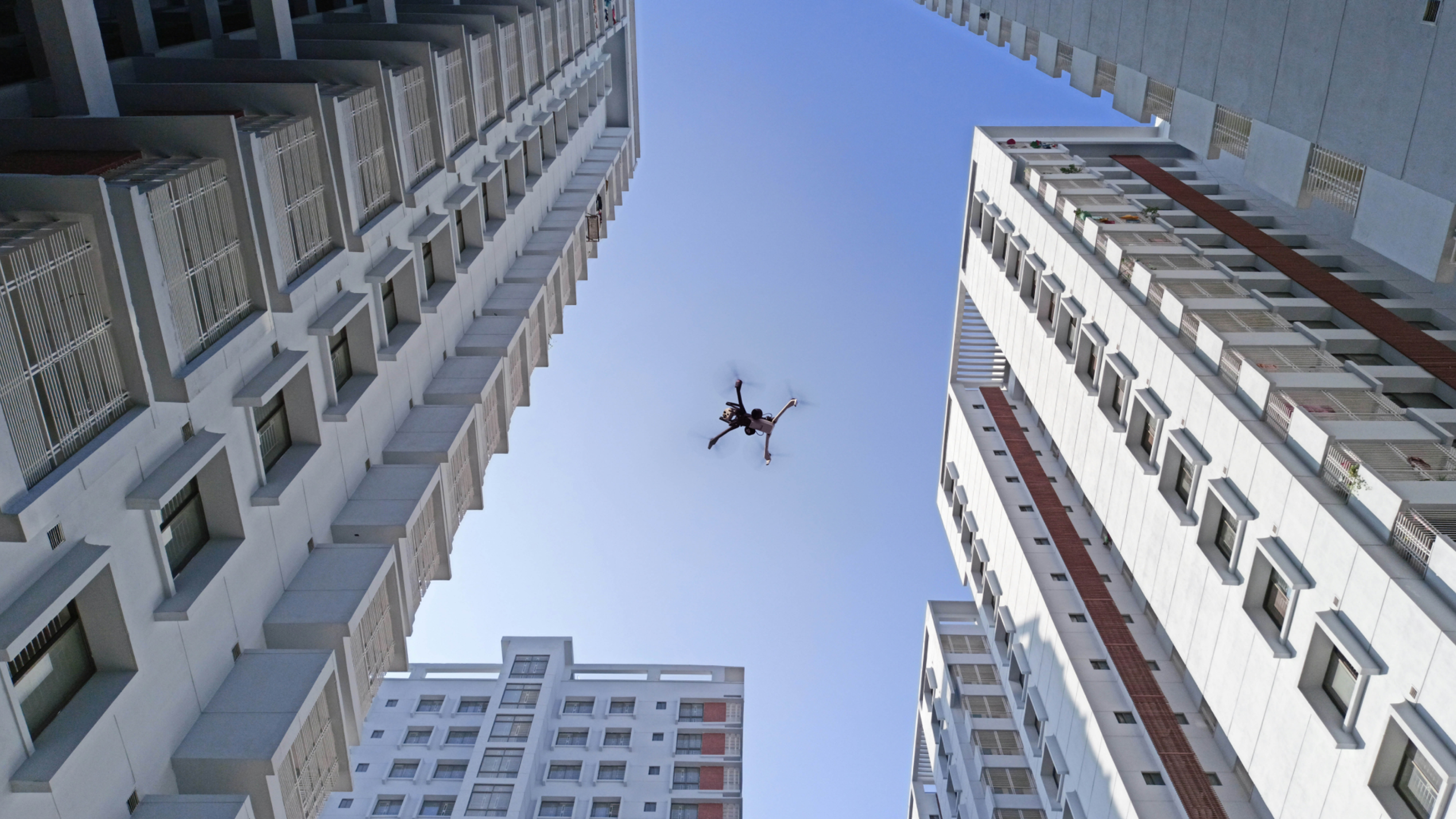 Skydio X10 autonomous drone in an urban canyon