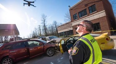 police piolting skydio 2 with 3D Scan