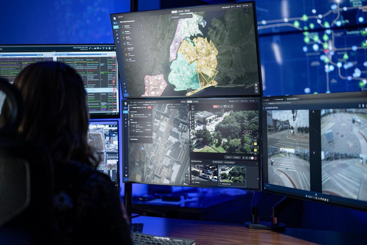 Operator using Skydio DFR Command Software pacakge on a multiscreen command center 