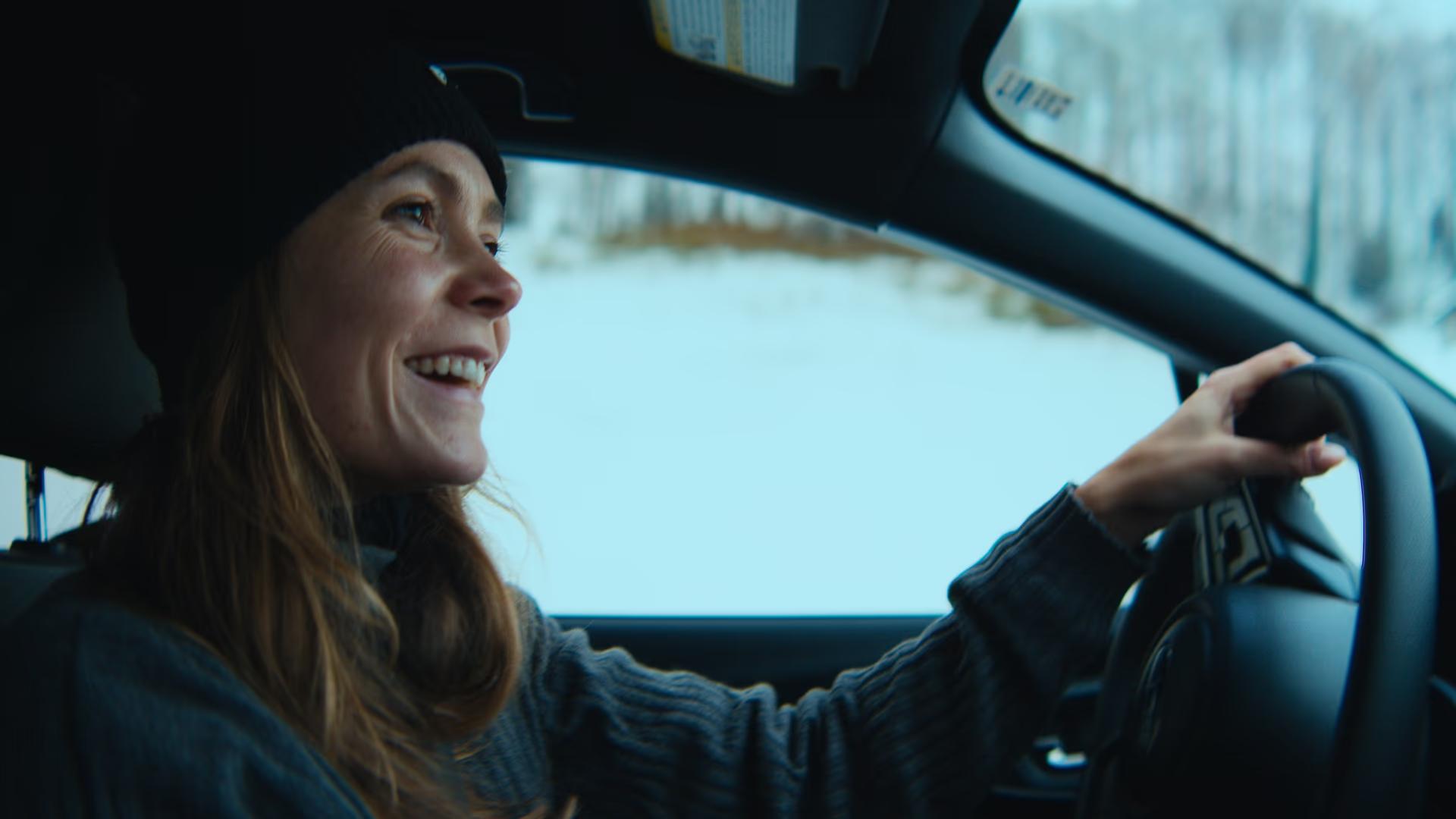 Fahrerin geniesst die Motori Driving Experience auf winterlicher Strasse
