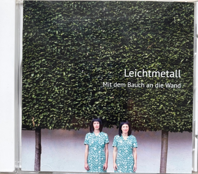 Leichtmetall: Mit dem Bauch an die Wand (Marion Dimbath und Anja Morell)