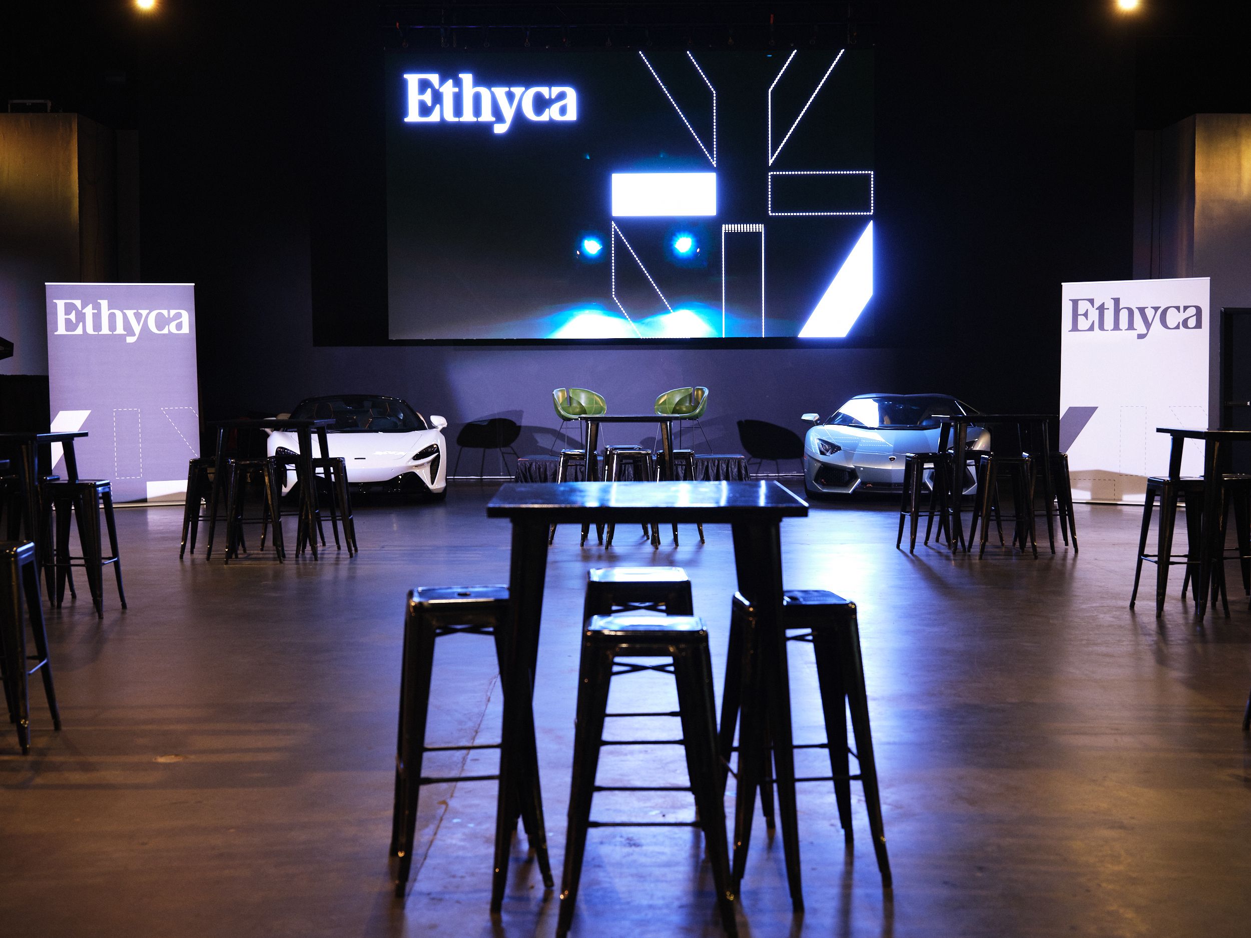 Skyline of Dublin with a bridge, buildings and a crane.