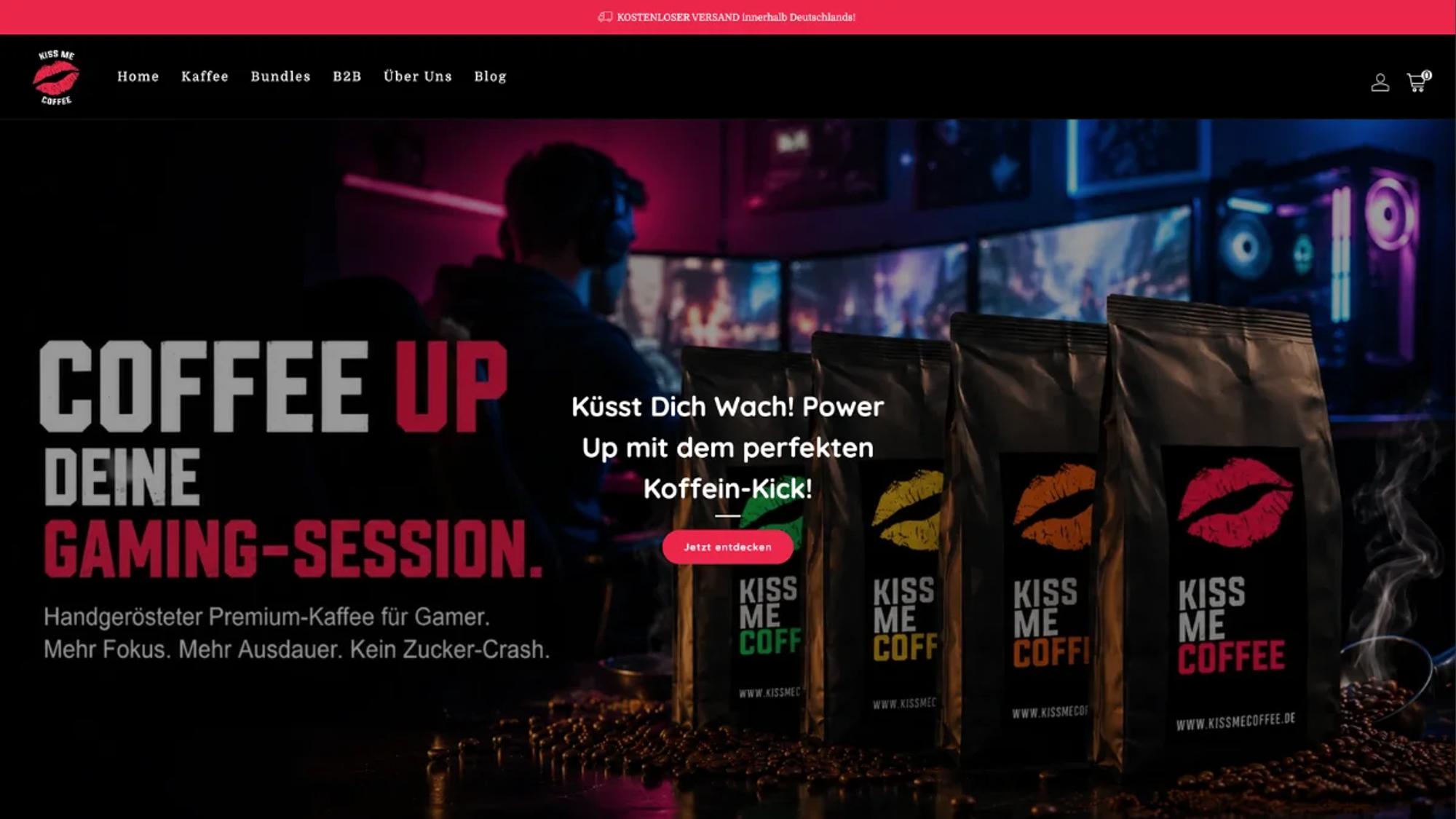 Startseite des Onlineshops Kiss me Coffee mit vier Kaffeeverpackungen vor einem Gaming-Setup