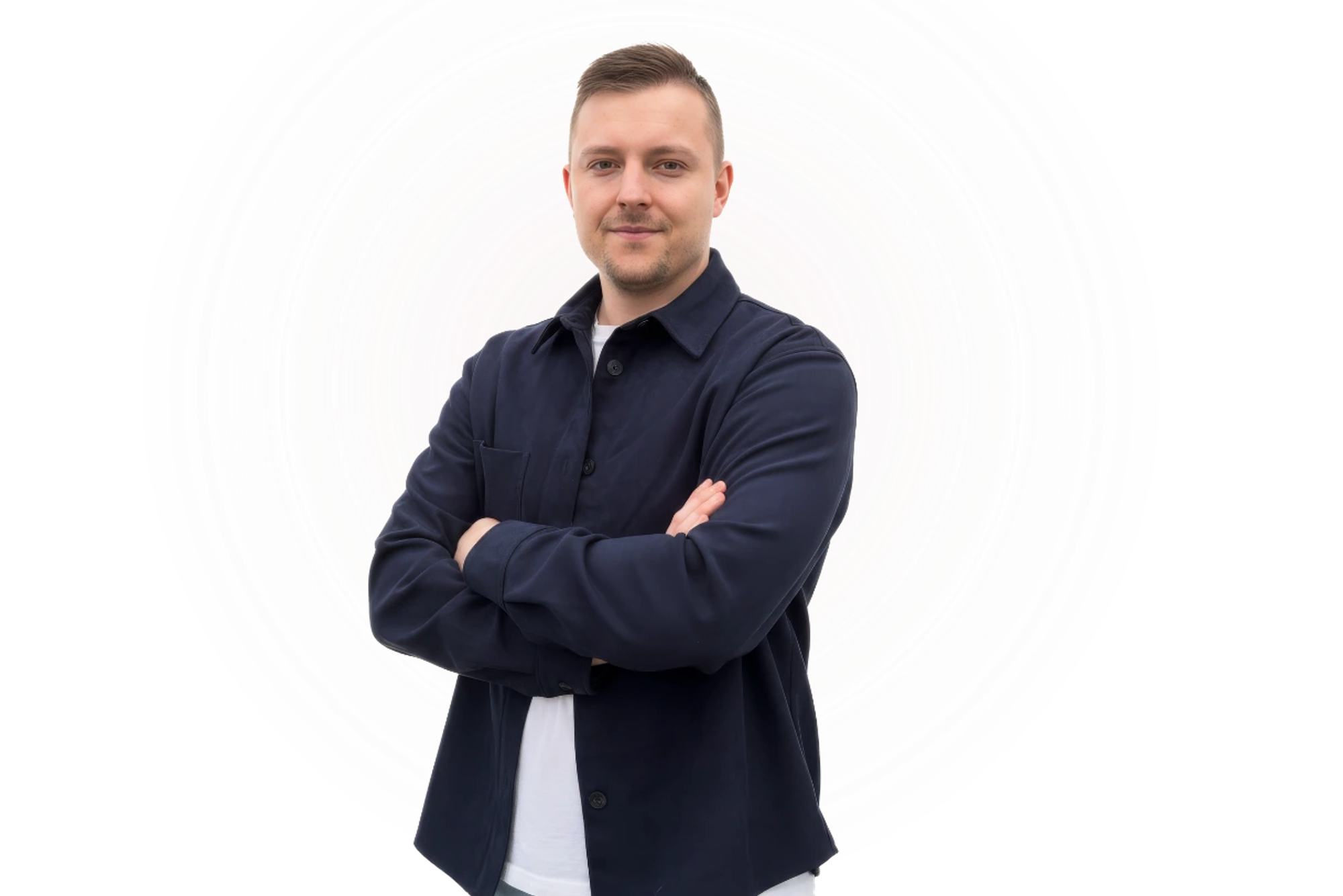 Robin Csipke, Inhaber von Keno Medien, mit verschränkten Armen
