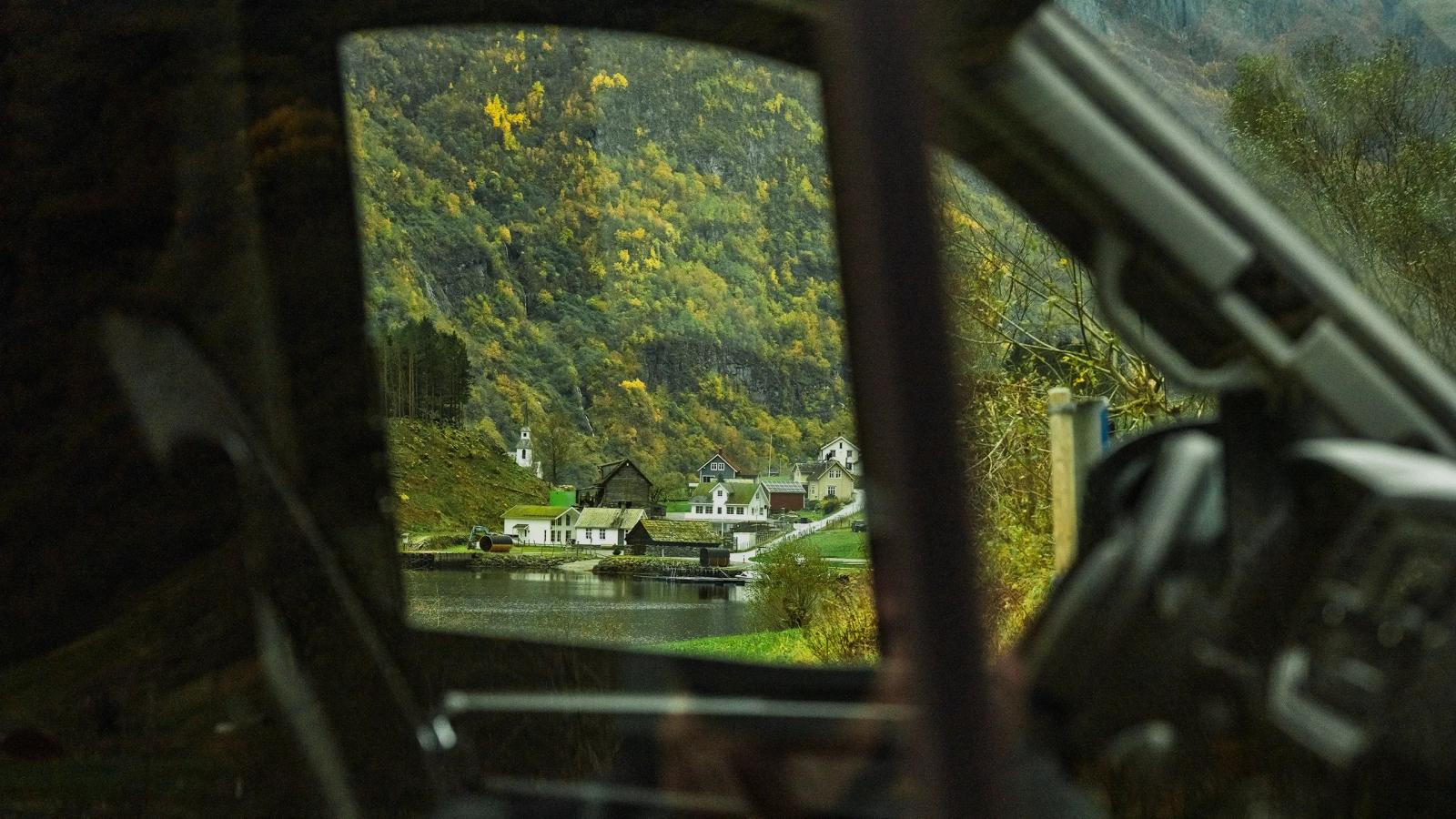 Liten by igjennom vinduet på en campervan