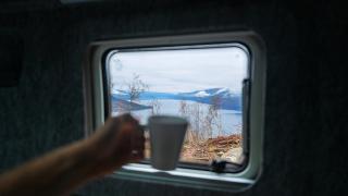 Kaffekopp ved vinduet til bobil