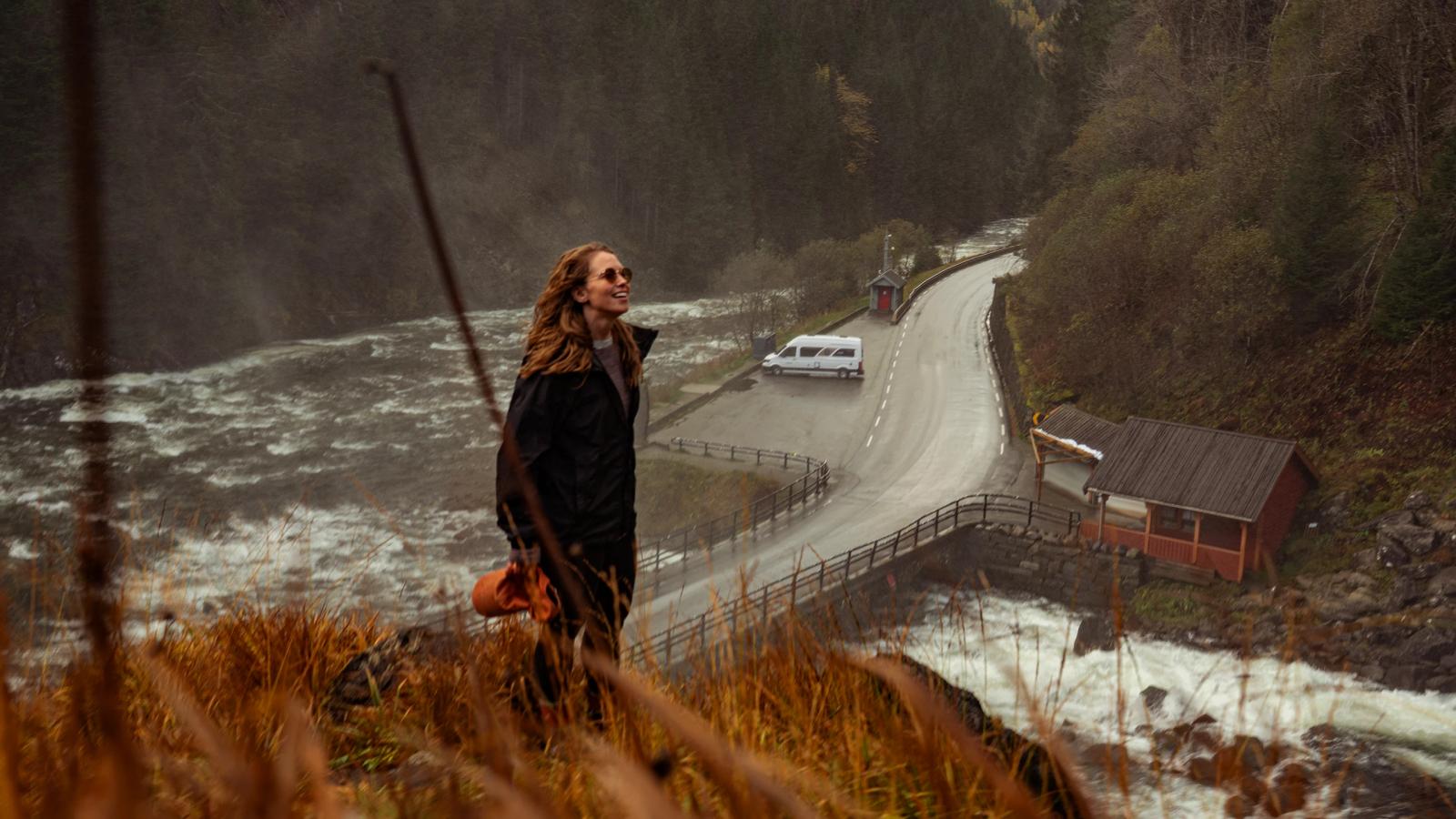 Fossefall med bobil i bakgrunnen