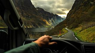 Ser ut over veien fra førerperspektiv