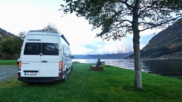 Campervan ved vannet