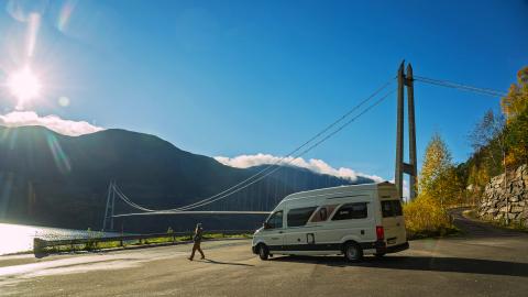 Bobil i solskinn ved bro