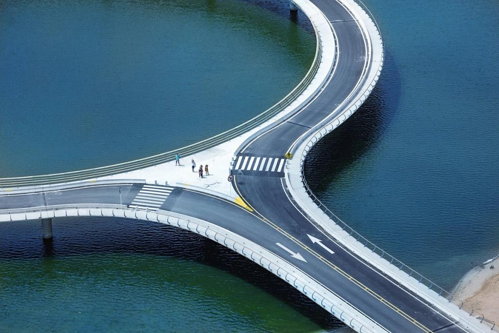 Close-up of the Round Bridge: the curve of the ring road with a pedestrian crossing and people above the water