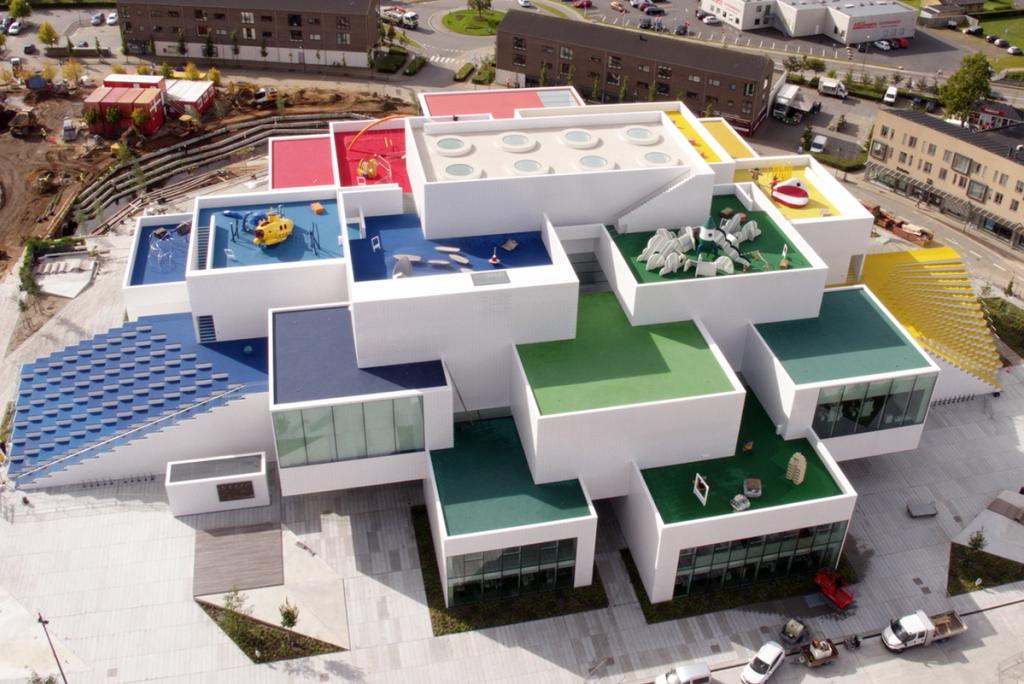 Дом LEGO в Биллунде из белых блоков с разноцветными кровлями, вид сверху