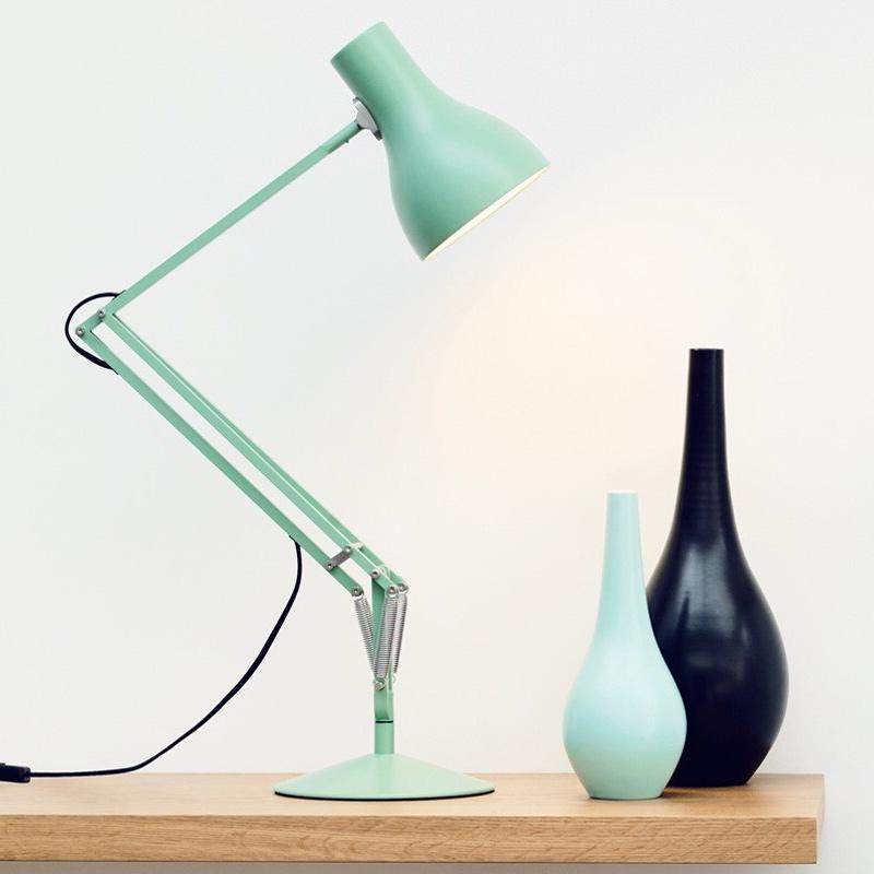 Мятно-зелёная лампа Anglepoise Type 75 рядом с чёрной и голубой керамическими вазами