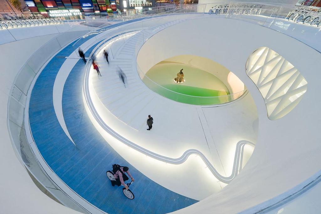 Спиралевидный пандус с велосипедистом внутри датского павильона на Expo 2010