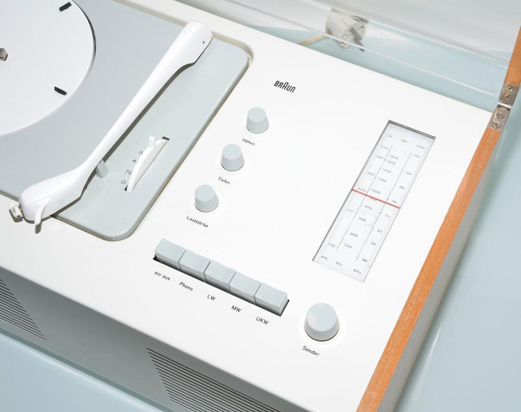 The Braun SK4 control panel with white keys and a radio tuning dial