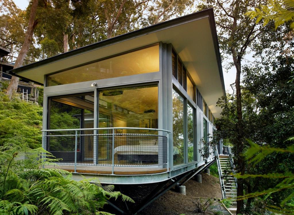 The Utz-Sanby Architects glass house on stilts amid ferns and forest