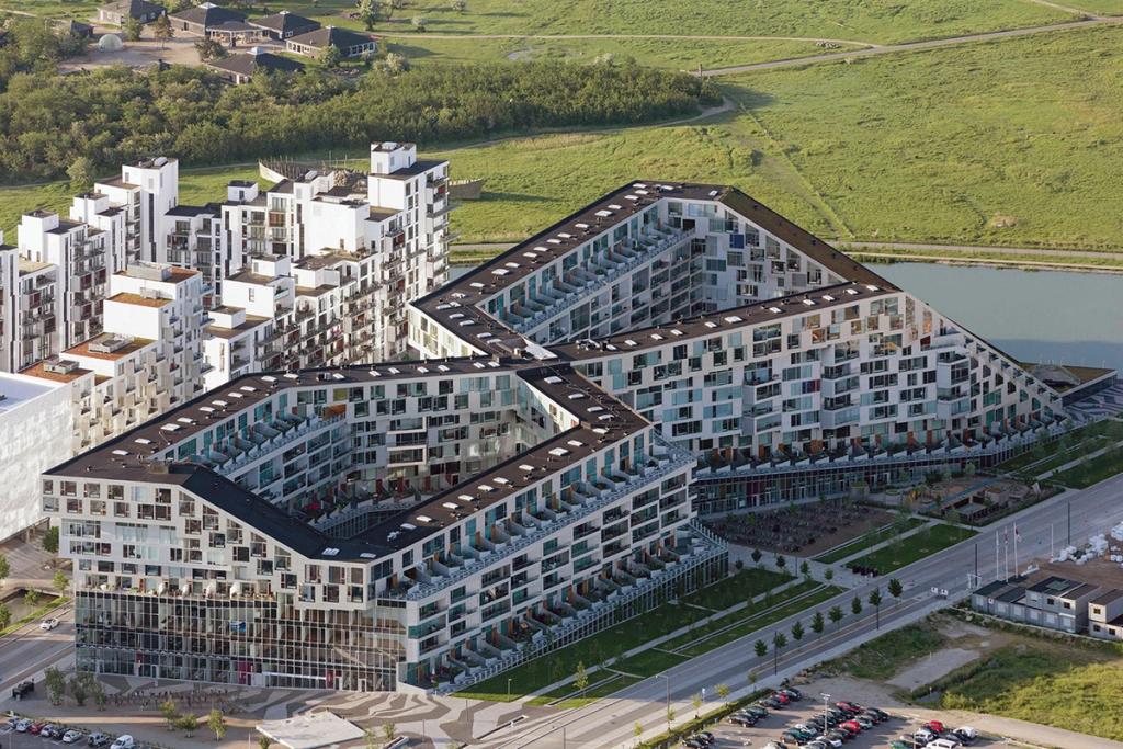 Жилой комплекс 8 House в форме восьмёрки, вид с воздуха на берегу канала