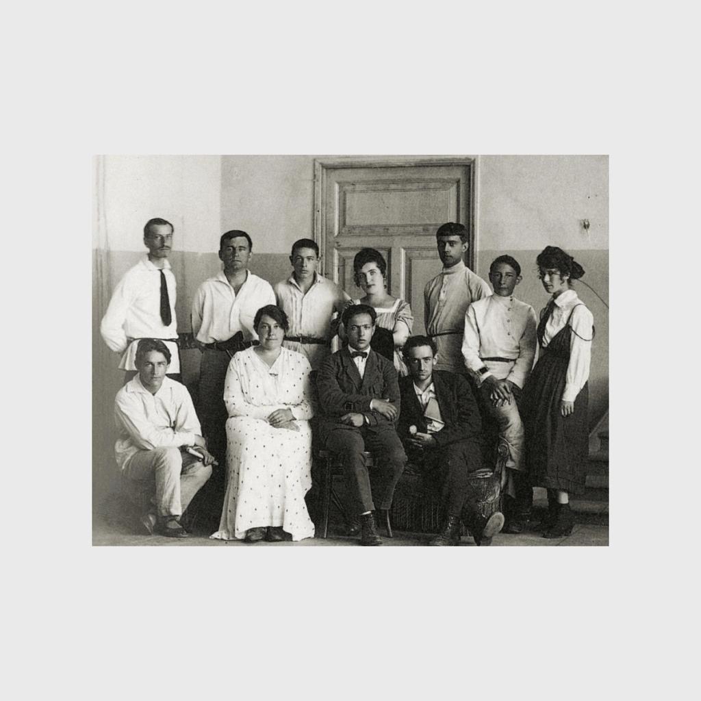 A black-and-white group portrait of teachers and students of the Vitebsk art school, taken indoors