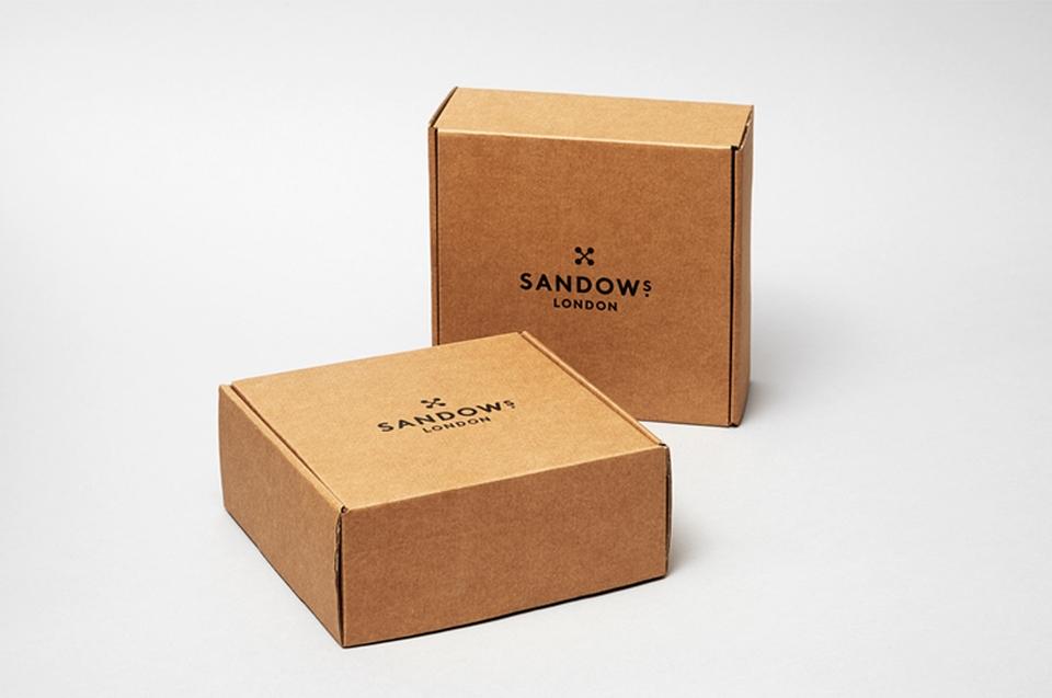 Две крафтовые коробки с чёрным логотипом Sandows London