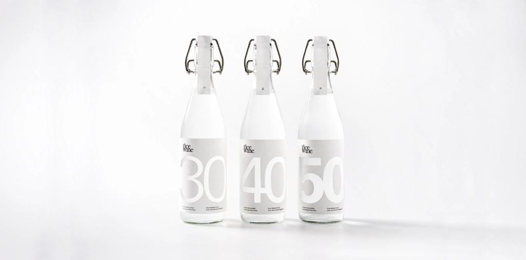 Три прозрачные бутылки Rice Wine с крупными цифрами 30, 40 и 50 и бугельными пробками