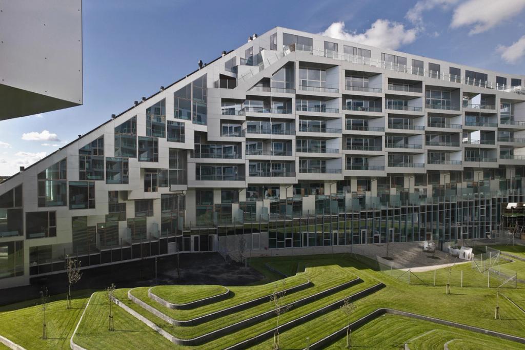 Наклонные фасады и ступенчатые террасы жилого комплекса 8 House
