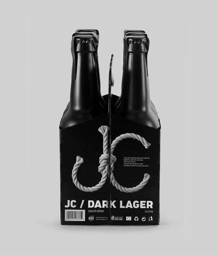 Упаковка из четырёх бутылок JC Dark Lager с раскрытым логотипом-узлом