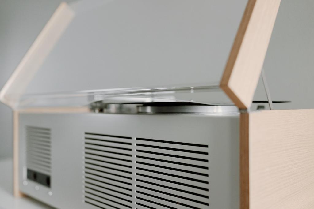 The speaker grille on the side of the Braun SK55, seen beneath a slightly raised transparent lid