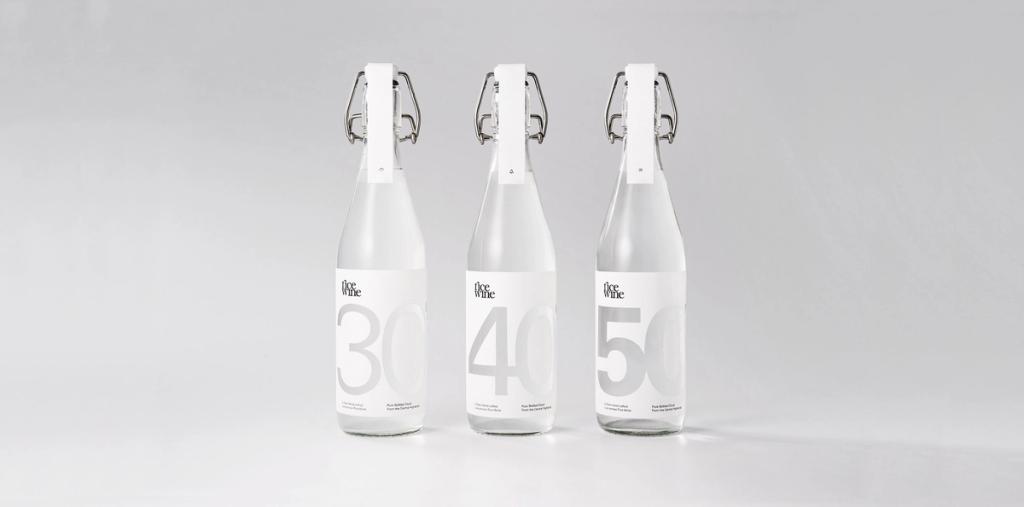 Три бутылки Rice Wine с цифрами на белой этикетке и бугельными пробками