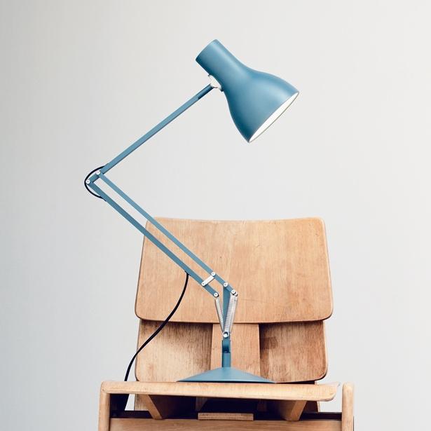 Синяя лампа Anglepoise Type 75 на спинке деревянного стула