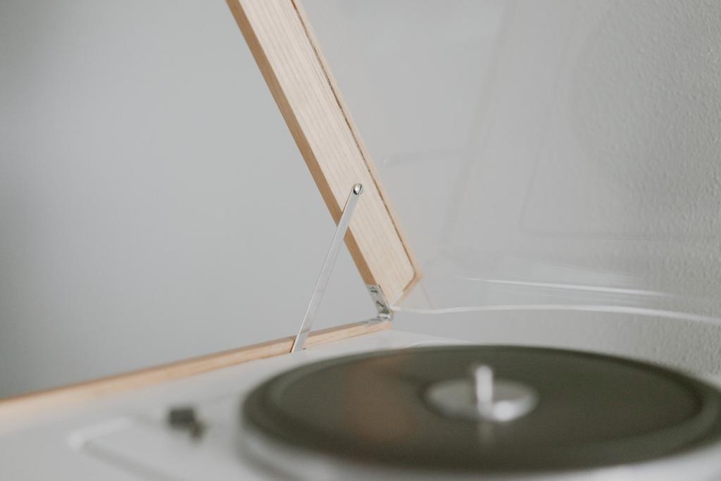 Close-up of the corner of the transparent lid in its slim wooden frame