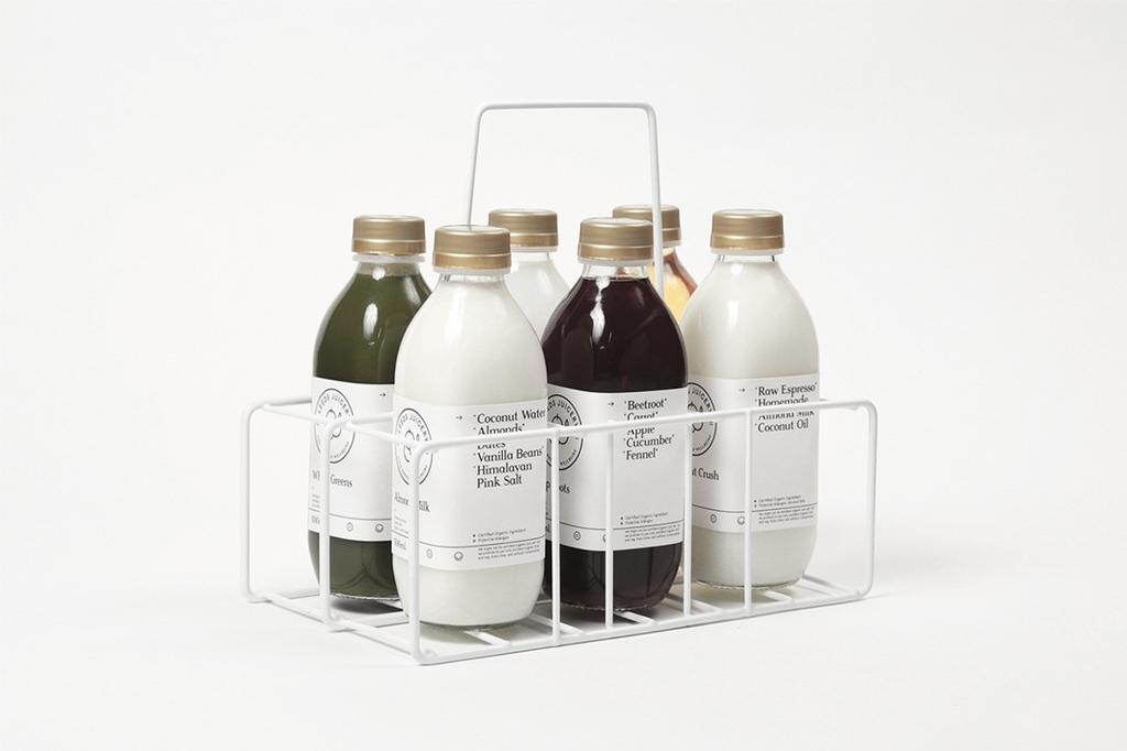 Шесть бутылок соков Leeds Juicery в белой металлической переноске