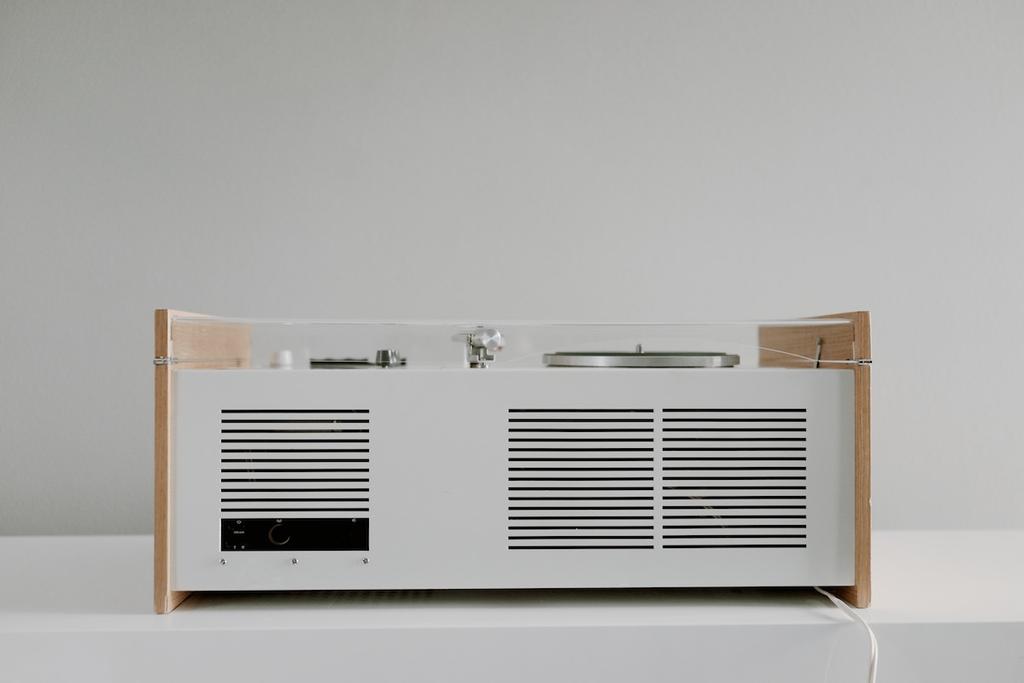 Front view of the Braun SK55 with two speaker grilles and wooden side panels