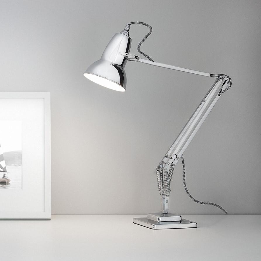 Хромированная лампа Anglepoise с витым чёрно-белым проводом у светлой стены