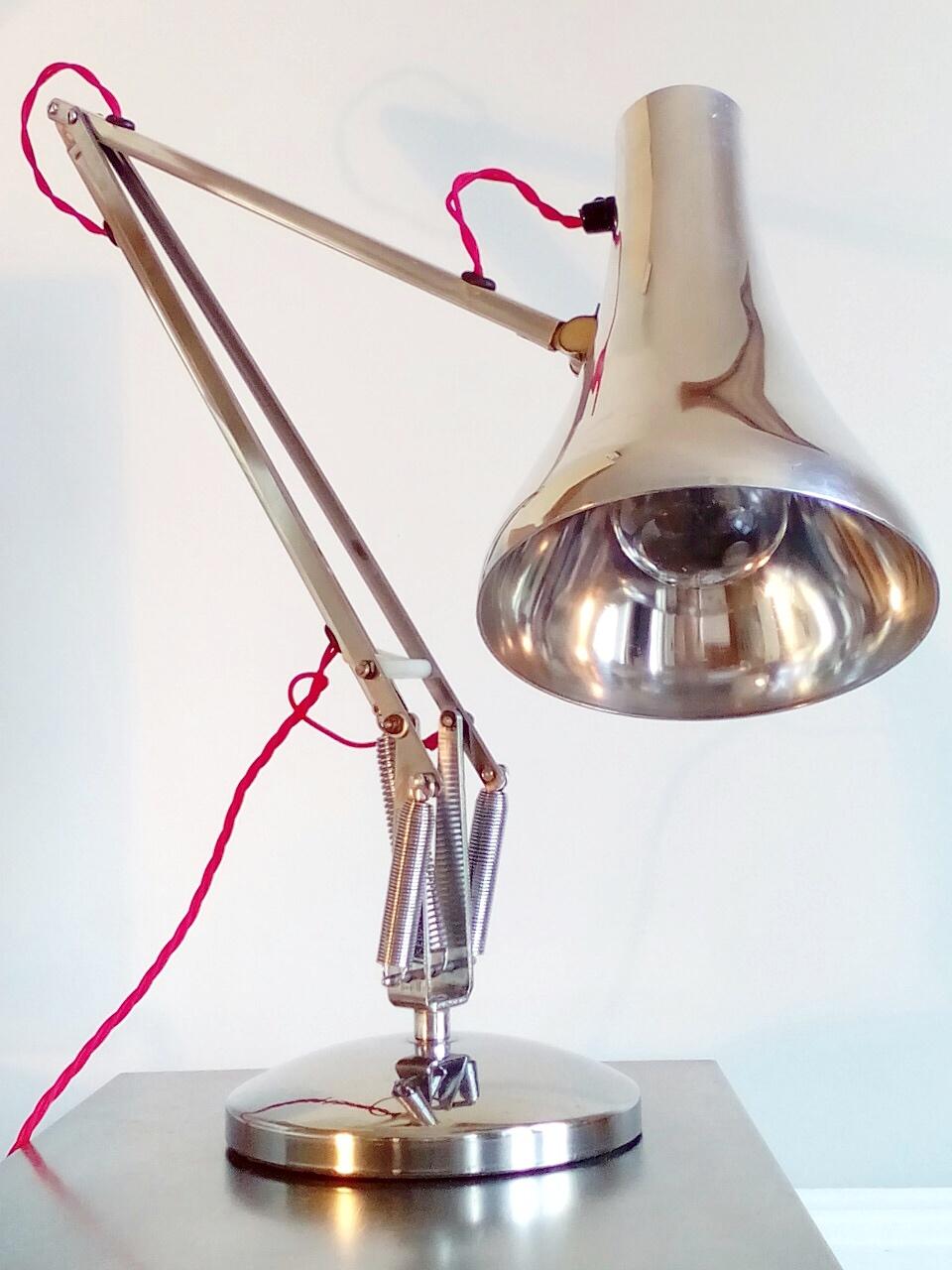 Хромированная настольная лампа Anglepoise с красным проводом и пружинным механизмом
