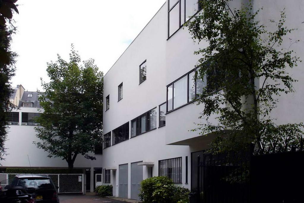 The white façade of Villa La Roche with ribbon windows in the courtyard