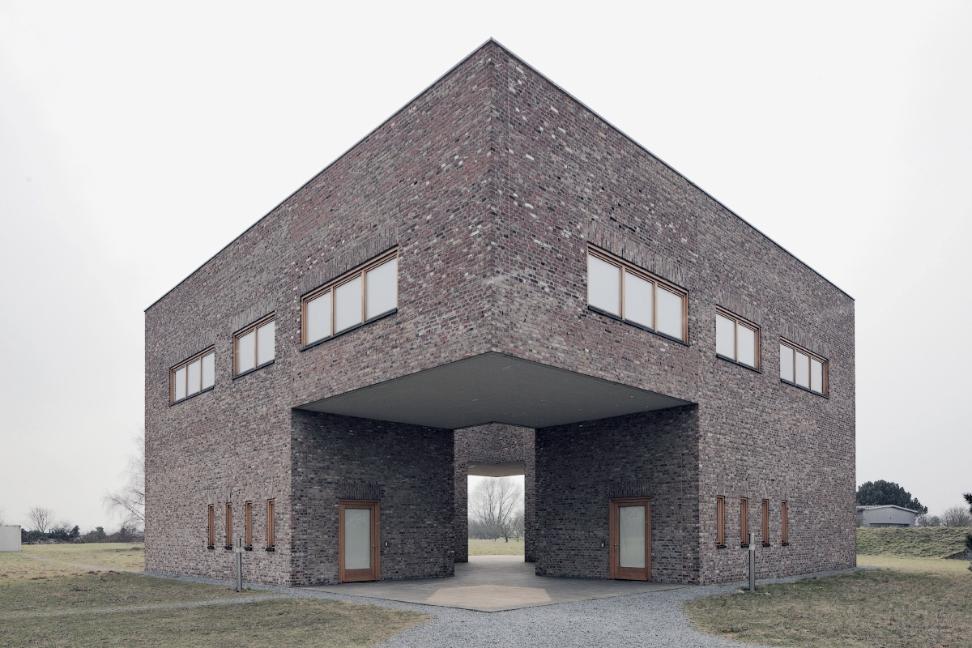 Кирпичный павильон фонда Insel Hombroich с открытым проходом под объёмом, Нойсе