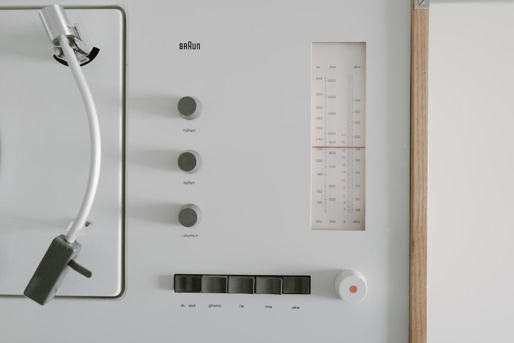 The Braun control panel with its logo, three tone knobs, buttons and radio scale