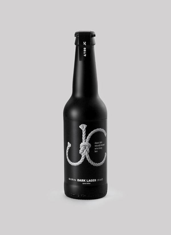 Чёрная бутылка пива JC Dark Lager с логотипом из завязанной узлом верёвки