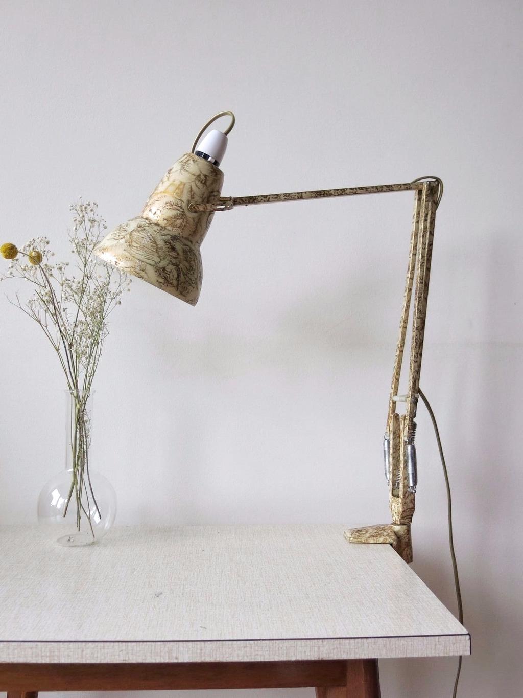 Лампа Anglepoise с потёртым кремовым плафоном и зажимным креплением к краю стола