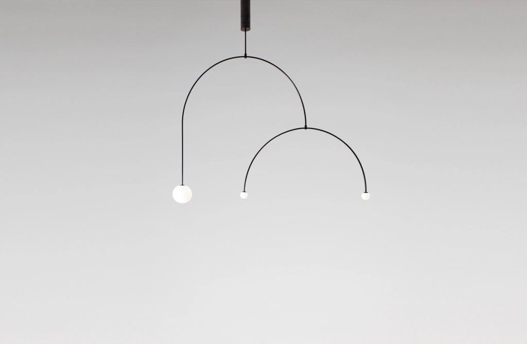 Подвес Michael Anastassiades в виде двух чёрных арок с белыми шарообразными плафонами