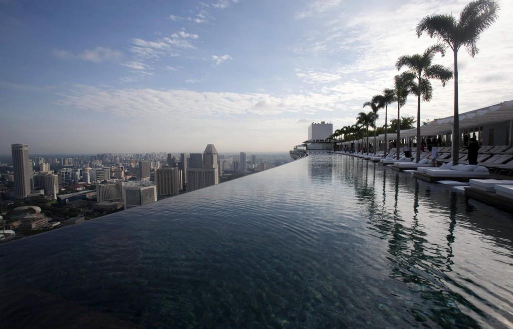 Бесконечный бассейн на крыше Marina Bay Sands с пальмами и панорамой Сингапура