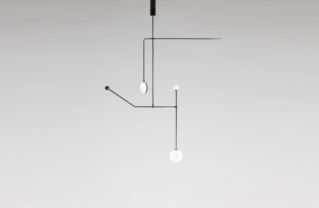 Геометричный подвесной светильник Michael Anastassiades с тонкими чёрными линиями и шарами