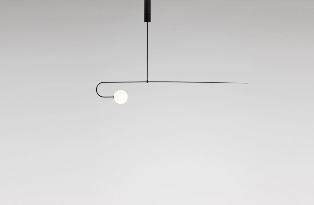 Минималистичный подвес Michael Anastassiades с изогнутым стержнем и одним белым шаром