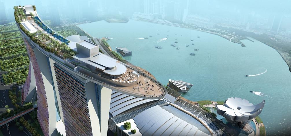 Силуэт трёх башен Marina Bay Sands с длинной палубой-крышей над заливом Сингапура