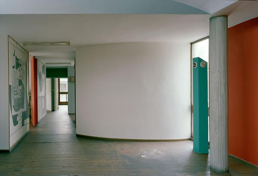 An interior corridor of the Unité d'Habitation in Marseille, with a curved white wall and column