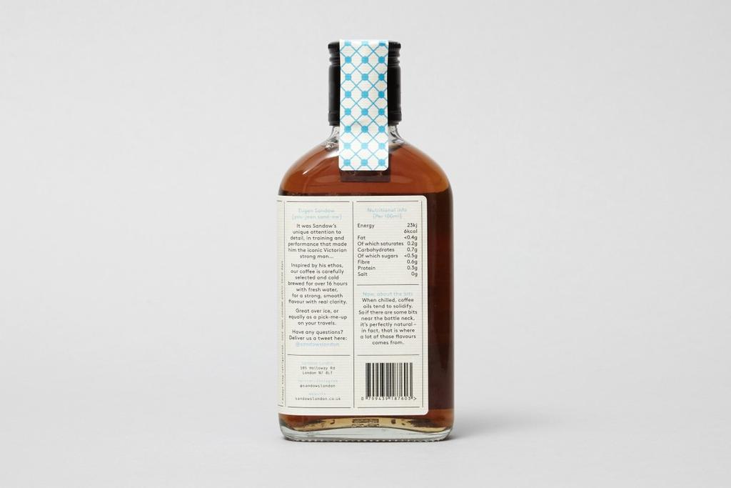 Обратная сторона бутылки кофе Sandows London с текстом и пищевой ценностью