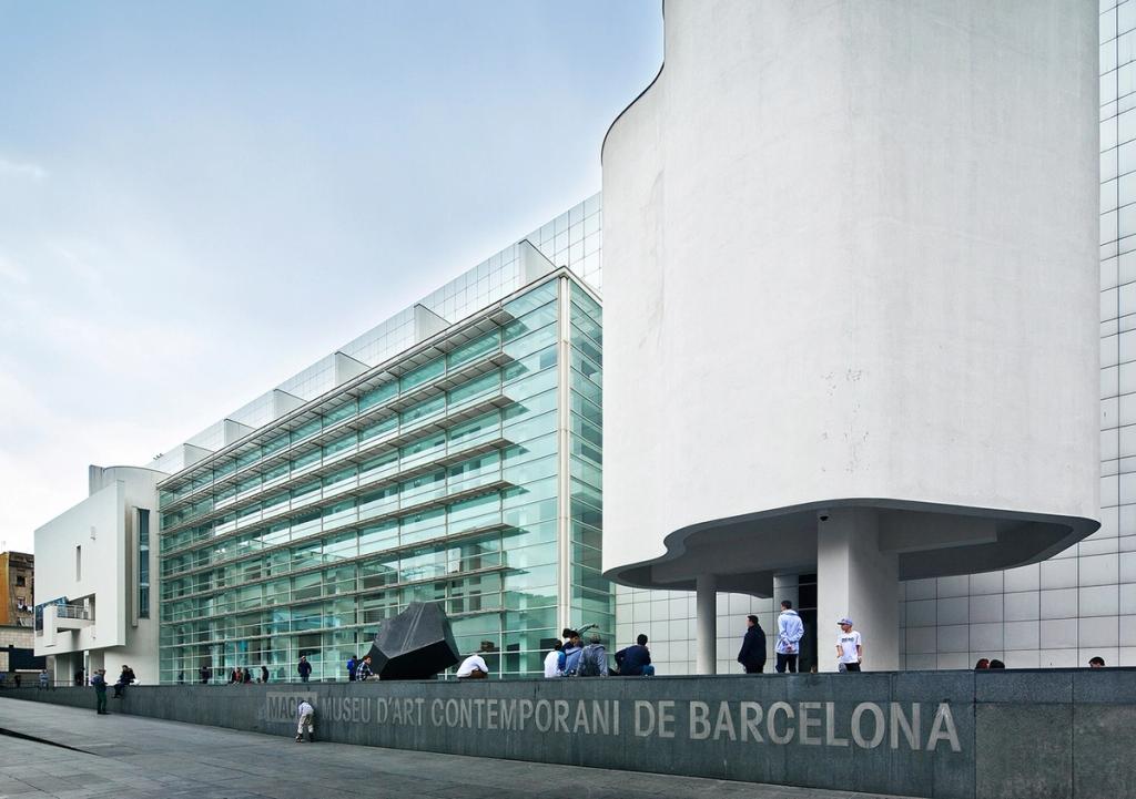 Белый зал MACBA с силуэтом посетителя и графическими работами на стенах, Барселона