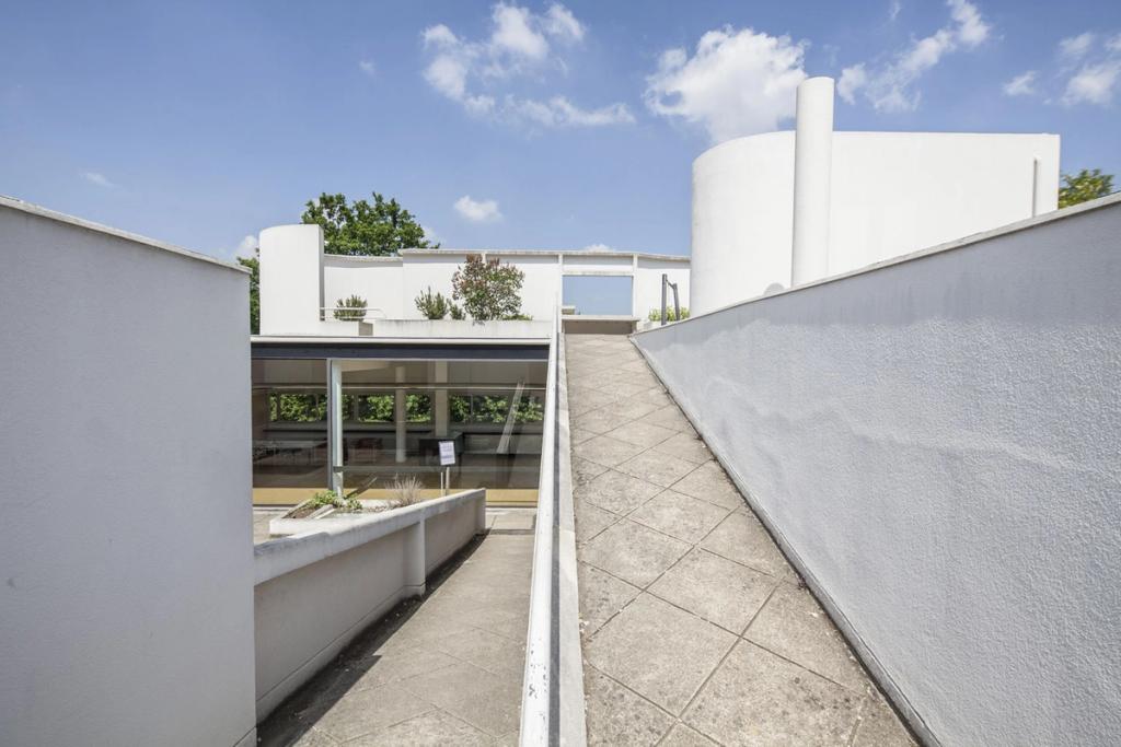 The roof garden of Villa Savoye with a ramp and the curved walls of the solarium