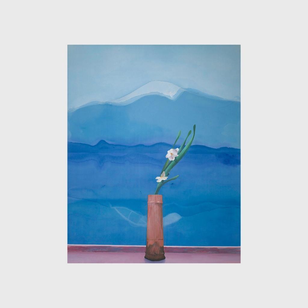 A Hockney painting with a daffodil in a ceramic vase against a backdrop of blue mountains